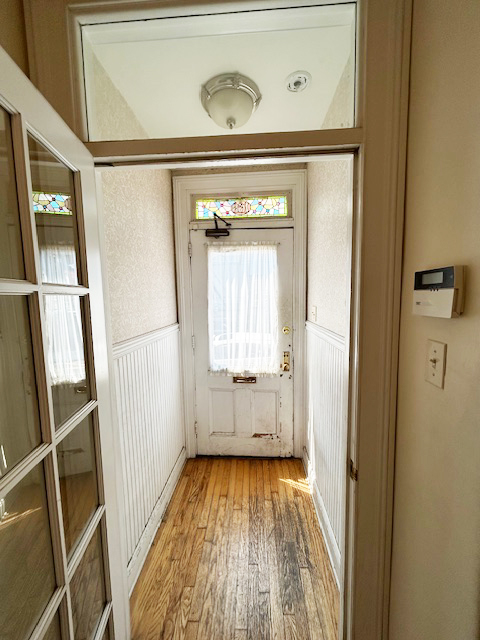 white dinghy enryway
